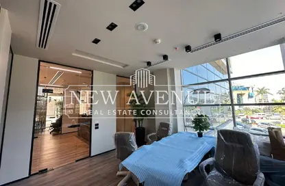 مساحات مكتبية - استوديو - 2 حمامات للايجار في توب فيو - امتداد المستثمرين الشمالية - مدينة القاهرة الجديدة - القاهرة