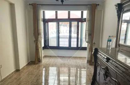 Apartment - 3 Bedrooms - 1 Bathroom for rent in Zezenia - Hay Sharq - Alexandria