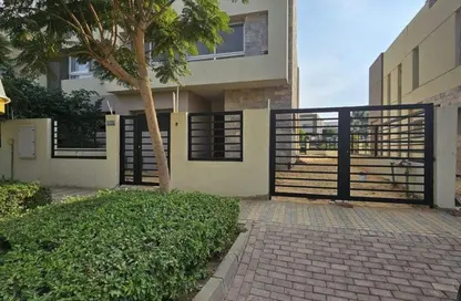 فيلا - 4 غرف نوم - 4 حمامات للبيع في كمبوند البروج - كمبوندات الشروق - مدينة الشروق - القاهرة