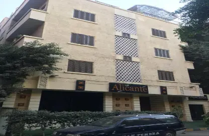 بناية كاملة - استوديو - 8 حمامات للبيع في شارع خان يونس - المهندسين - الجيزة