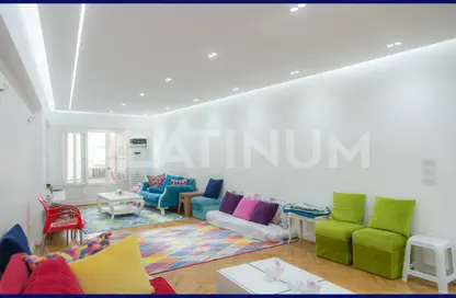 شقة - 3 غرف نوم - 2 حمامات للبيع في شارع الاقبال - لوران - حي شرق - الاسكندرية