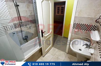 شقة - 3 غرف نوم - 2 حمامات للايجار في شارع ابو قير - جليم - حي شرق - الاسكندرية