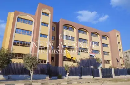 محل - استوديو - 8 حمامات للبيع في شارع مدرسة البارون - الهضبة الوسطي - المقطم - القاهرة