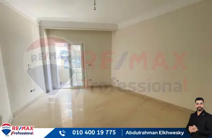 شقة - 4 غرف نوم - 2 حمامات للايجار في شارع رشدي - رشدي - حي شرق - الاسكندرية