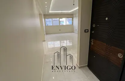 شقة - 3 غرف نوم - 2 حمامات للبيع في شارع ابراهيم نوار - المنطقة السادسة - مدينة نصر - القاهرة