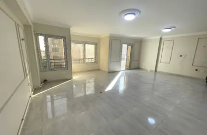 شقة - 3 غرف نوم - 2 حمامات للايجار في شارع مصدق - الدقي - الجيزة