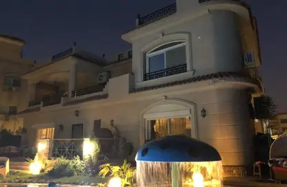 فيلا - 8 غرف نوم - 5 حمامات للبيع في الحي الثامن - مدينة الشروق - القاهرة