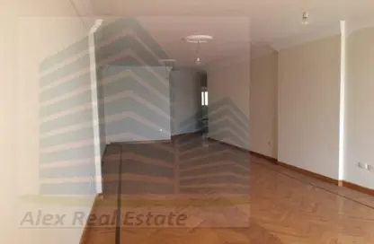 Apartment - 3 Bedrooms - 1 Bathroom for rent in Mohamed Fawzy Moaz St. - Smouha - Hay Sharq - Alexandria