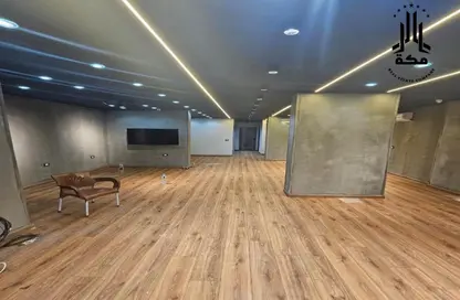 Shop - Studio - 2 Bathrooms for rent in Al Hegaz St. - El Mahkama Square - Heliopolis - Masr El Gedida - Cairo