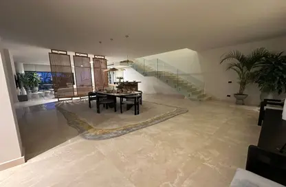Townhouse - 4 Bedrooms - 4 Bathrooms for sale in Royal City - Sheikh Zayed Compounds - Sheikh Zayed City - Giza