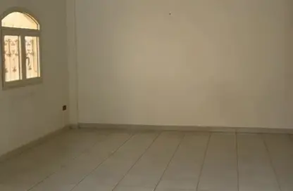 Apartment - 2 Bedrooms - 1 Bathroom for rent in Mohamed Hussein Mahmoud St. - Area E - Ganoob El Acadimia - New Cairo City - Cairo