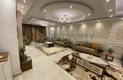 شقة - 4 غرف نوم - 2 حمامات للايجار في شارع دمشق - المهندسين - الجيزة