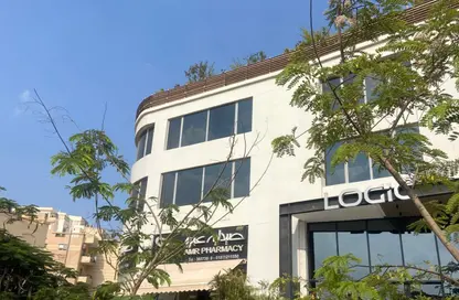 محل تجاري - استوديو - 2 حمامات للايجار في طريق بيفرلي هيلز - الحي السابع عشر - الشيخ زايد - الجيزة