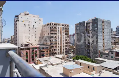 شقة - 3 غرف نوم - 2 حمامات للبيع في شارع فاموس - كامب شيزار - حي وسط - الاسكندرية