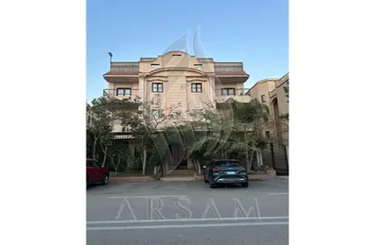 طابق كامل - 5 غرف نوم - 4 حمامات للبيع في شارع دكتور علي مشرفة - النرجس 6 - النرجس - مدينة القاهرة الجديدة - القاهرة