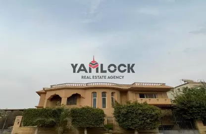 Villa - 6 Bedrooms - 4 Bathrooms for sale in Street 32 - 5th Neighborhood - 8th District - Shorouk City - Cairo