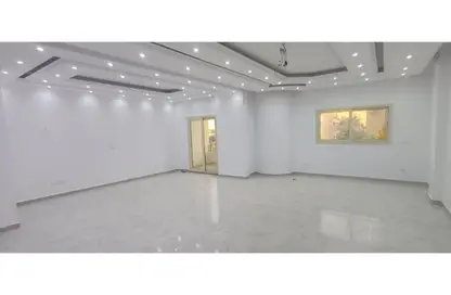 شقة - 3 غرف نوم - 2 حمامات للبيع في طريق بلبيس - خط 10 - الحي الثالث - مدينة العبور - القليوبية