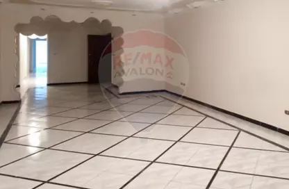شقة - 3 غرف نوم - 2 حمامات للايجار في طريق جمال عبد الناصر ( ابو قير ) - جناكليس - حي شرق - الاسكندرية