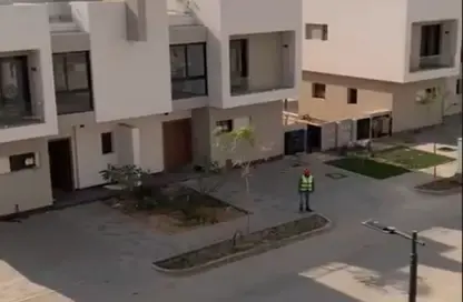 منزل مزدوج - 3 غرف نوم - 4 حمامات للبيع في كمبوند البروج - كمبوندات الشروق - مدينة الشروق - القاهرة