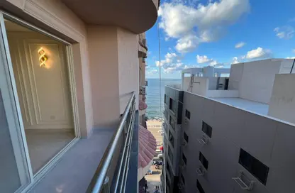 شقة - 3 غرف نوم - 2 حمامات للايجار في طريق الجيش - كامب شيزار - حي وسط - الاسكندرية