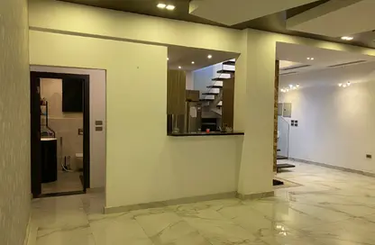 (بنتهاوس  (روف - 3 غرف نوم - 2 حمامات للايجار في جاليريا  مون فالى - المستثمرين الجنوبية - مدينة القاهرة الجديدة - القاهرة