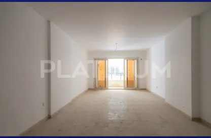 Apartment - 3 Bedrooms - 2 Bathrooms for rent in Green Plaza St. - Smouha - Hay Sharq - Alexandria