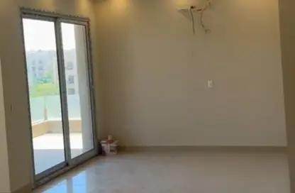 شقة - 2 غرف نوم - 2 حمامات للبيع في فيلدج جيت - المستثمرين الجنوبية - مدينة القاهرة الجديدة - القاهرة