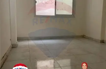 Apartment - 2 Bedrooms - 1 Bathroom for rent in Al Farek Ismail Srhank St. - Laurent - Hay Sharq - Alexandria