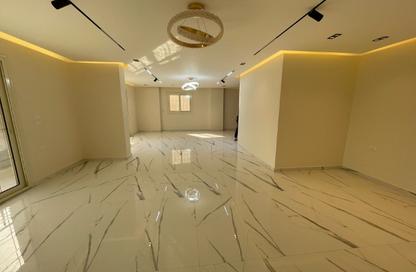 شقة - 3 غرف نوم - 3 حمامات للبيع في شارع الزهور - المهندسين - الجيزة
