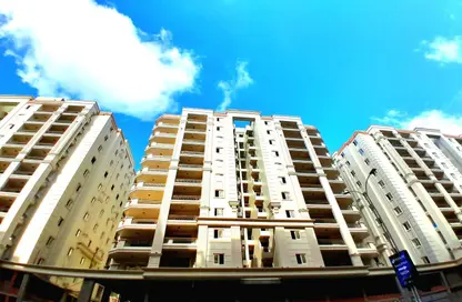 Apartment - 3 Bedrooms - 3 Bathrooms for sale in Madkhal Sharkt Al Nakhl Wa Al Handasa St. - Smouha - Hay Sharq - Alexandria
