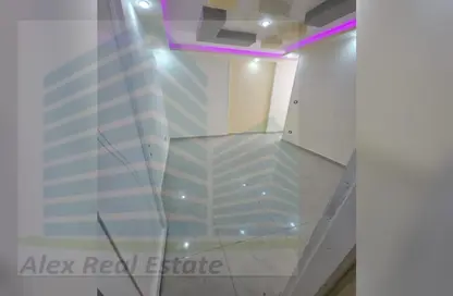 Apartment - 3 Bedrooms - 1 Bathroom for rent in Omar Lotfy St.   Mahatet Al Raml Square - Raml Station - Hay Wasat - Alexandria