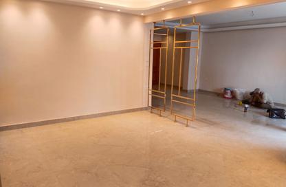 شقة - 3 غرف نوم - 3 حمامات للبيع في شارع طيبه - المهندسين - الجيزة