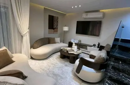 Apartment - 4 Bedrooms - 4 Bathrooms for sale in Royal City - Sheikh Zayed Compounds - Sheikh Zayed City - Giza