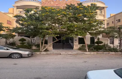 طابق كامل - 6 غرف نوم - 4 حمامات للبيع في المجاورة الحادية عشر - الحي الثالث شرق - مدينة الشروق - القاهرة