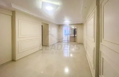 Apartment - 3 Bedrooms - 1 Bathroom for sale in Canal Al Mahmoudya Bahari St. - Moharam Bek - Hay Wasat - Alexandria