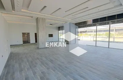 محل تجاري - استوديو - 4 حمامات للايجار في نيو جيزة - طريق مصر اسكندرية الصحراوي - مدينة 6 أكتوبر - الجيزة
