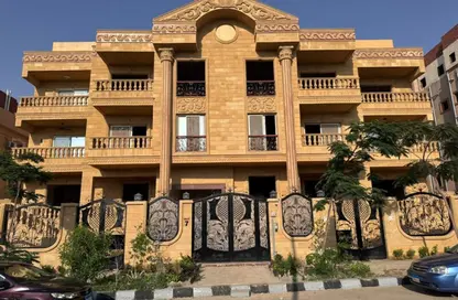 شقة - 3 غرف نوم - 3 حمامات للبيع في حي النادي - مدينة الشروق - القاهرة