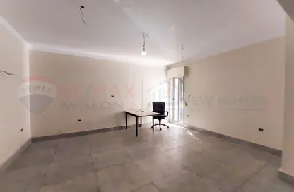 مساحات مكتبية - استوديو - 2 حمامات للبيع في فلمنج - حي شرق - الاسكندرية