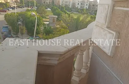 Apartment - 3 Bedrooms - 2 Bathrooms for sale in Ganoob El Acadimia - New Cairo City - Cairo