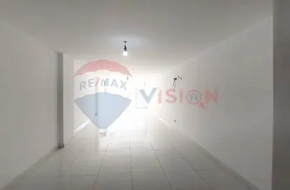 شقة - 3 غرف نوم - 2 حمامات للبيع في شارع بورسعيد - سبورتنج - حي شرق - الاسكندرية