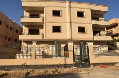 Apartment - 3 Bedrooms - 3 Bathrooms for sale in 1st Neighborhood - 1st District East - Shorouk City - Cairo