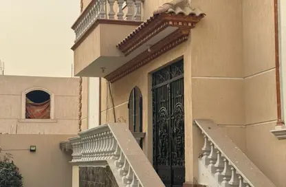 فيلا - 6 غرف نوم - 4 حمامات للبيع في الحي الرابع - مدينة العبور - القليوبية