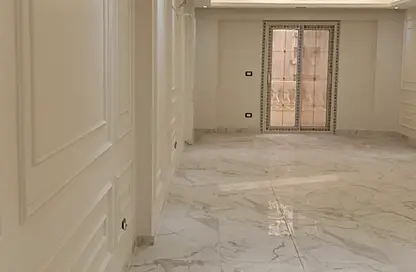 شقة - 3 غرف نوم - 3 حمامات للبيع في شارع طيبه - المهندسين - الجيزة