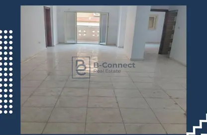 شقة - 3 غرف نوم - 1 حمام للايجار في شارع الاقبال - لوران - حي شرق - الاسكندرية