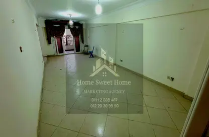 شقة - 3 غرف نوم - 2 حمامات للبيع في شارع الدكتور البطراوي - المنطقة الأولى - مدينة نصر - القاهرة