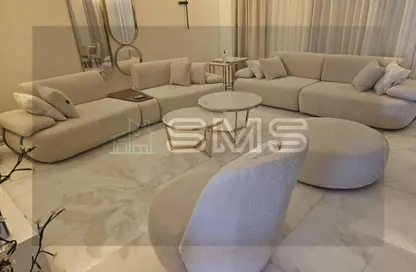 فيلا - 4 غرف نوم - 2 حمامات للايجار في مول هايد بارك بيزنس - شارع التسعين الجنوبي - التجمع الخامس - مدينة القاهرة الجديدة - القاهرة