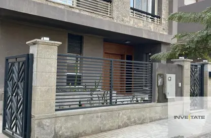 Villa - 5 Bedrooms - 4 Bathrooms for sale in New Giza - Cairo Alexandria Desert Road - 6 October City - Giza