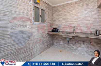 Apartment - 3 Bedrooms - 2 Bathrooms for sale in Omar Lotfy St. - Sporting - Hay Sharq - Alexandria