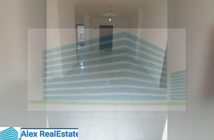 شقة - 3 غرف نوم - 1 حمام للايجار في شارع الاقبال - لوران - حي شرق - الاسكندرية