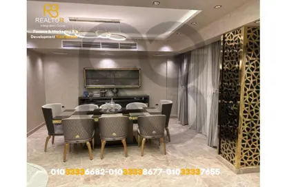 Villa - 4 Bedrooms - 6 Bathrooms for sale in Royal City - Sheikh Zayed Compounds - Sheikh Zayed City - Giza